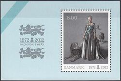 AFA 1695Ax, VARIANT, 8 kr Dronning Margrethe 40 år Miniark, Tynd sort streg mellem A & N i Danmark. POSTFRISK